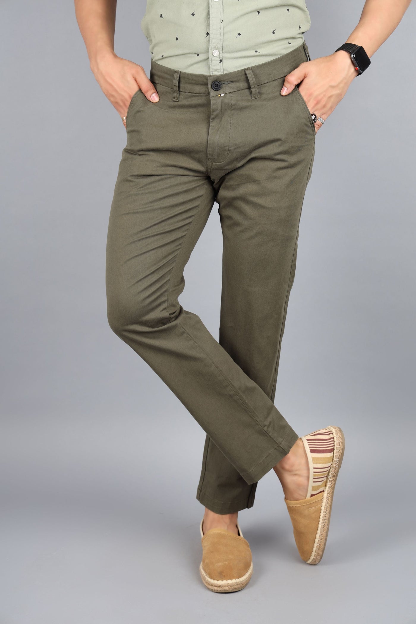Men Taperedfit chinos green color